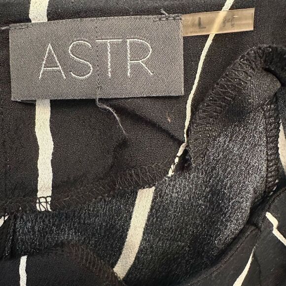 ASTR The Label Striped Side Slit Asymmetric Black White Shift Dress Size Large - Picture 4 of 5